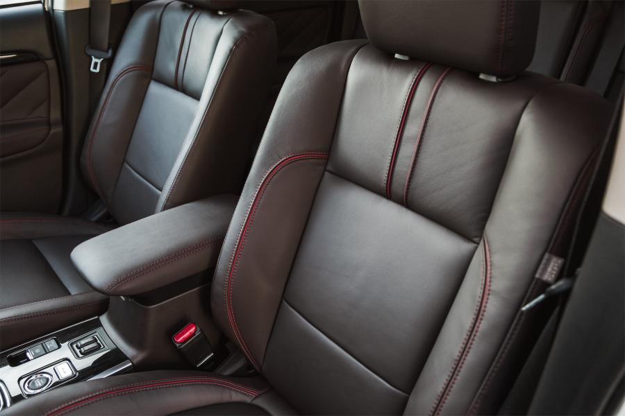 Детали интерьера Mitsubishi Outlander PHEV 2017 года  (NA) (фото 30 из 70)